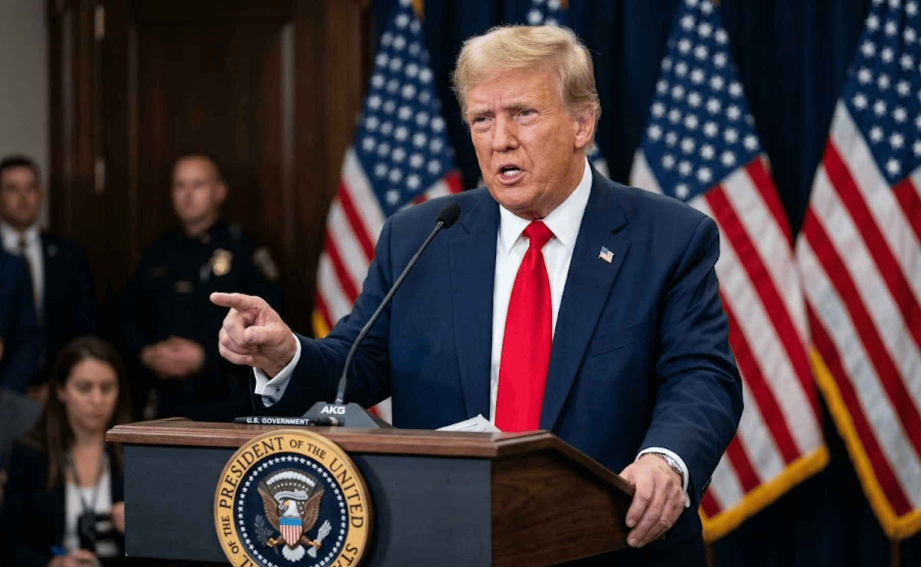 Trump busca nuevos impuestos a las importaciones tras el revés de la Corte Suprema