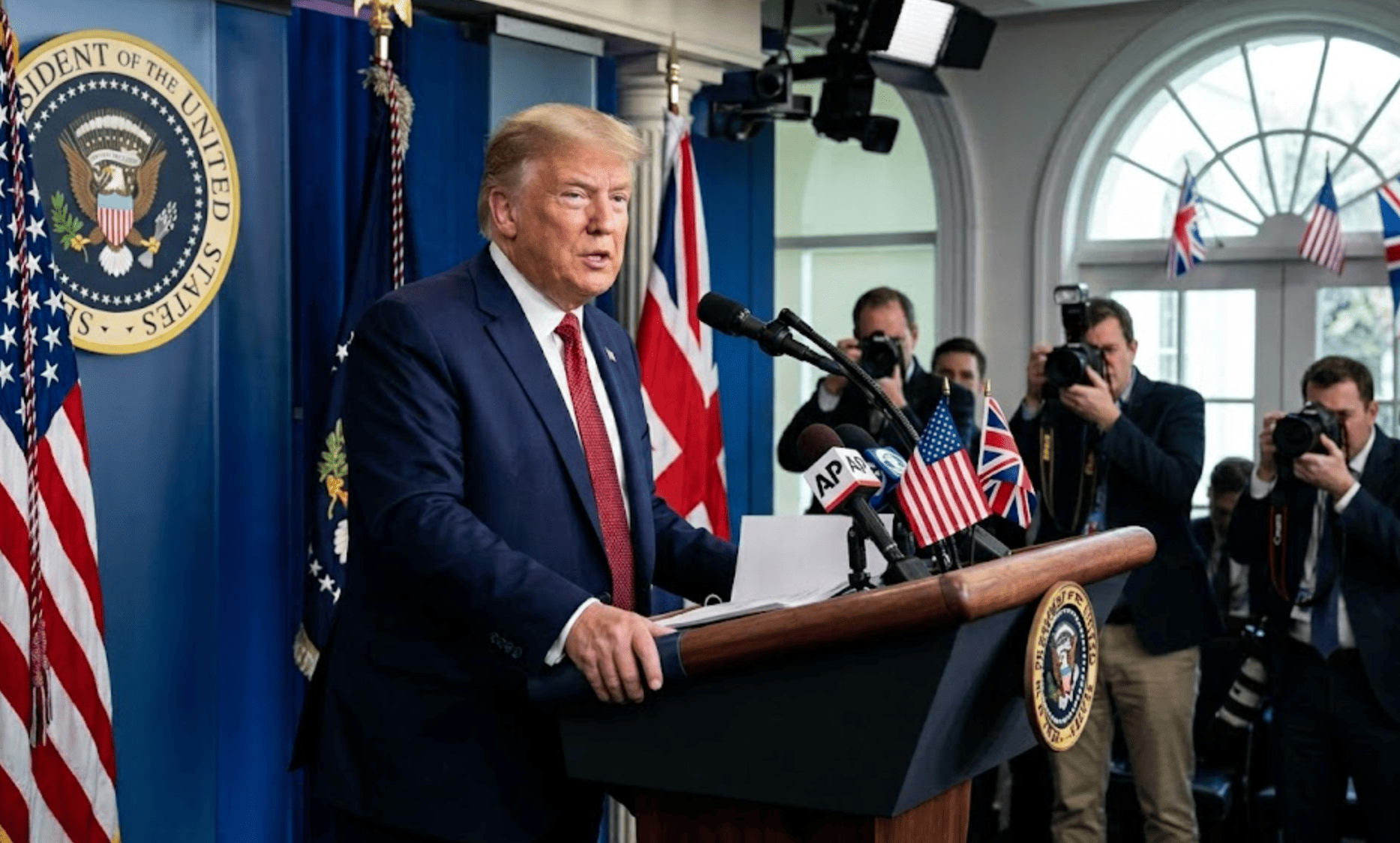 Trump retirará parte de los aranceles al whisky británico tras la visita de Carlos III