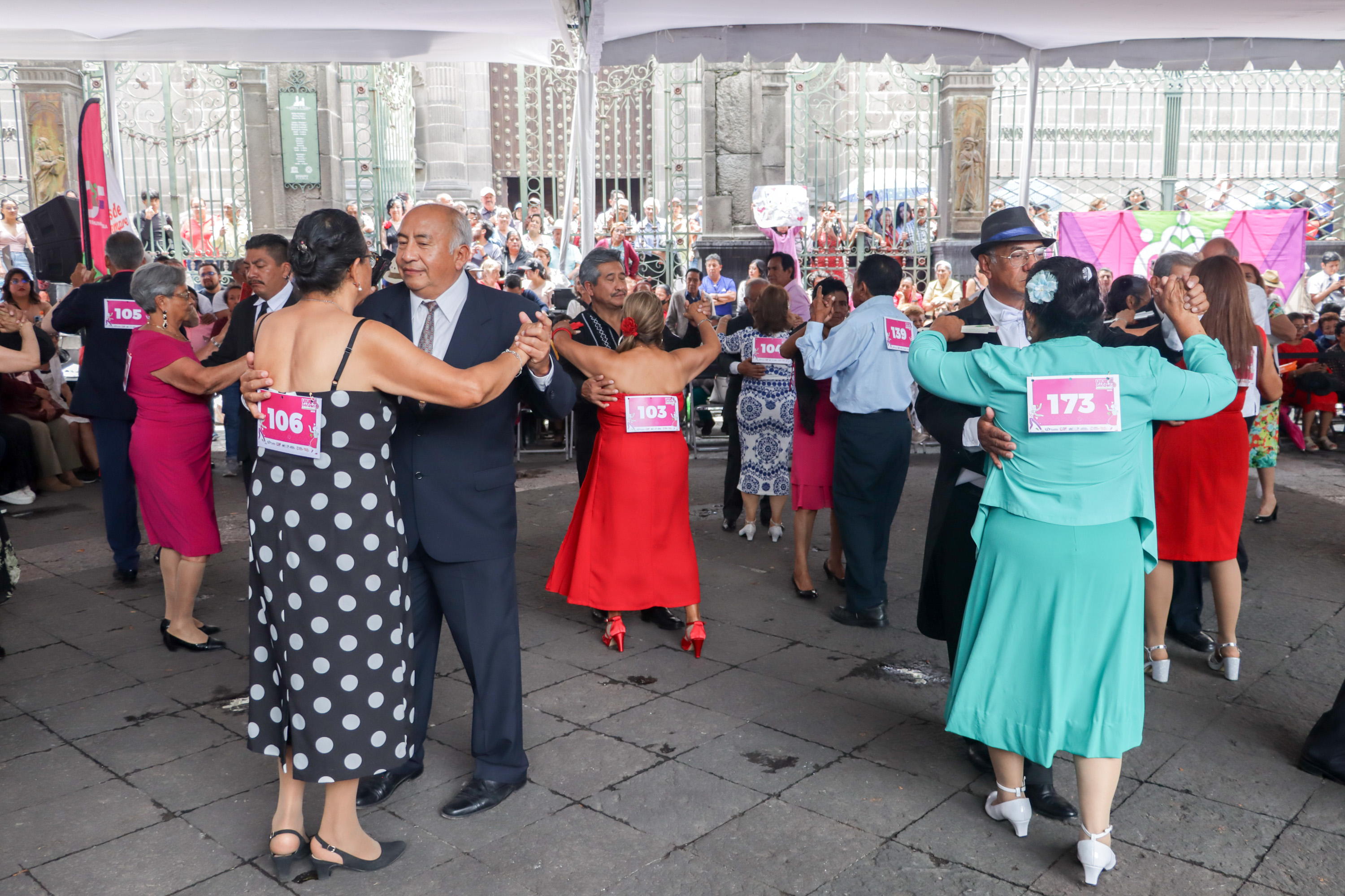 Invitan a participar en coreografía masiva de danzón en el zócalo de Puebla