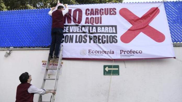 Profeco exhibe a dos gasolineras poblanas por elevados precios de combustible