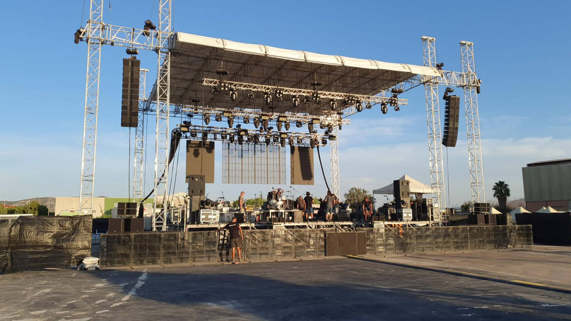 Fallece trabajador que participaba en el montaje del escenario para concierto de Shakira 