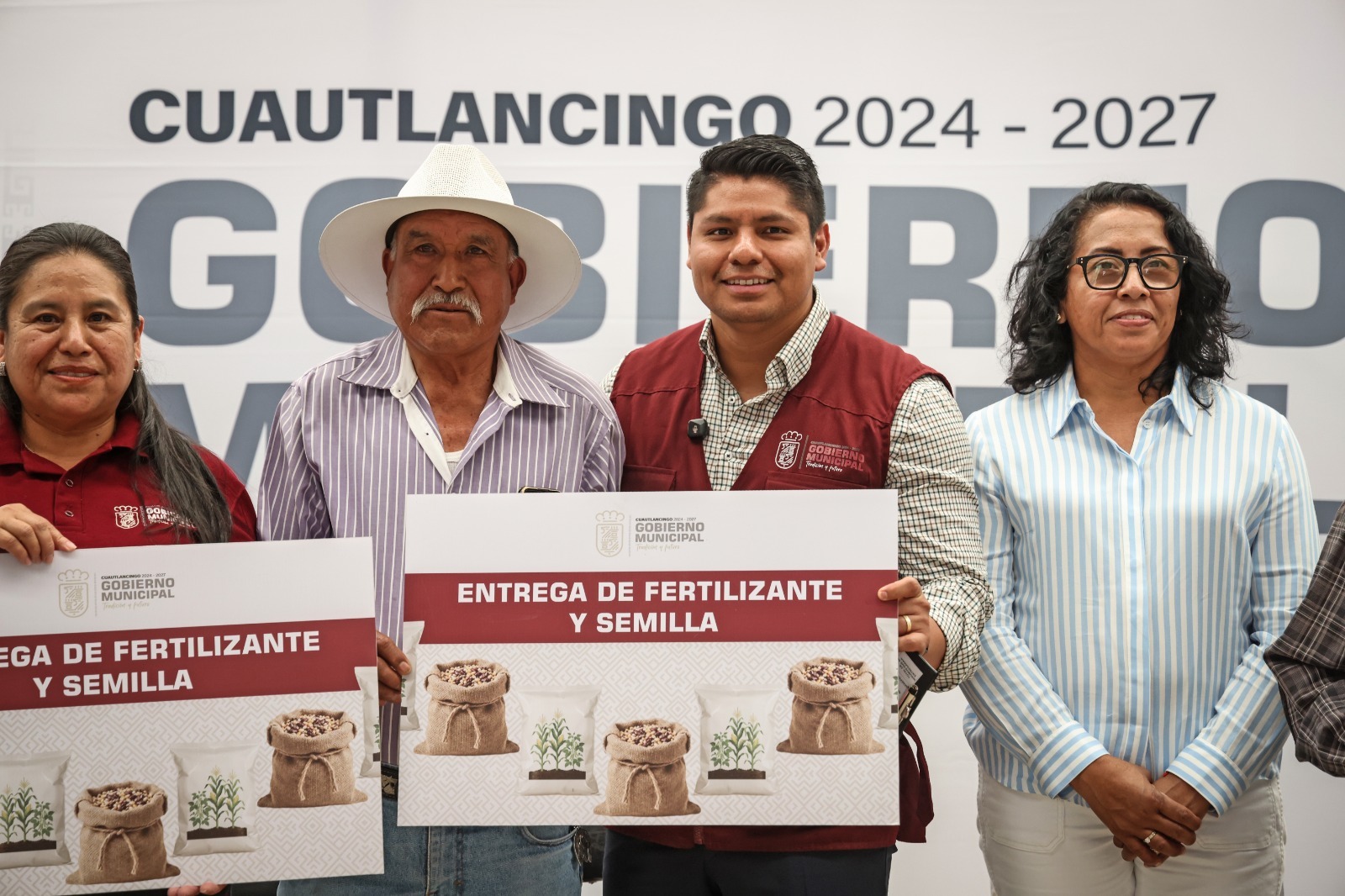 Entrega Omar Muñoz fertilizante y semilla a productores de Cuautlancingo
