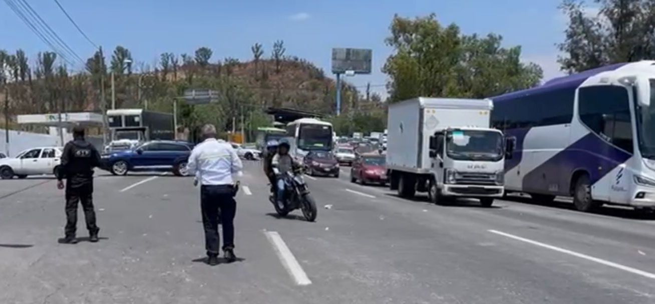 Taxistas realizaron este lunes 13 un bloqueo en la México-Pachuca