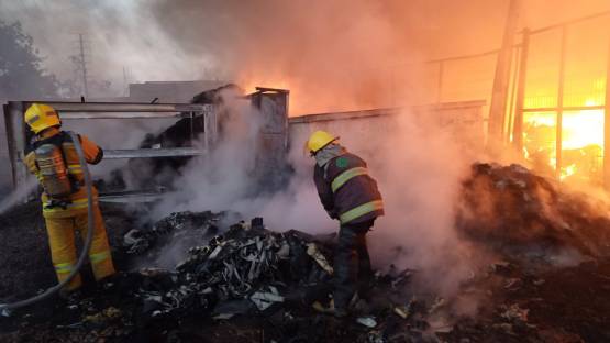 Atienden incendio en recicladora de Coronango; no hay lesionados