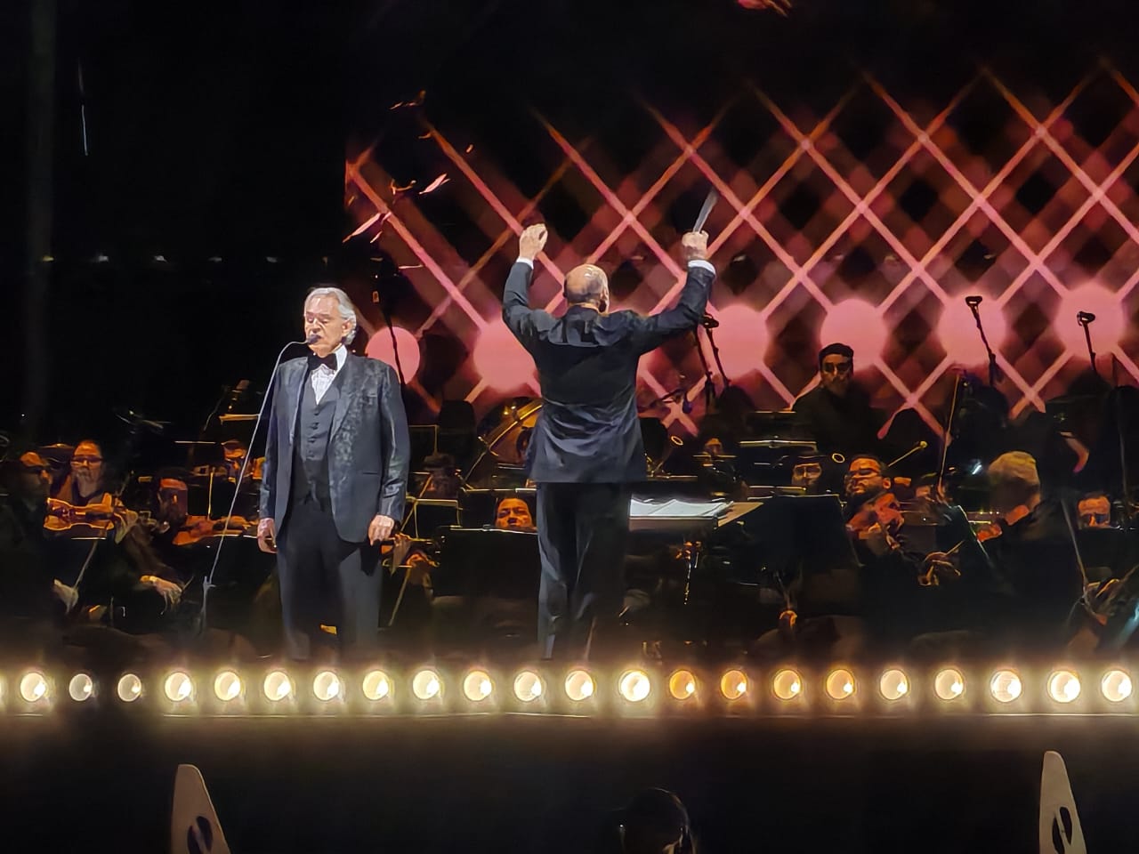 Cientos de fans cantaron Vivo por ella en cumbia durante el concierto de Bocelli en CDMX 