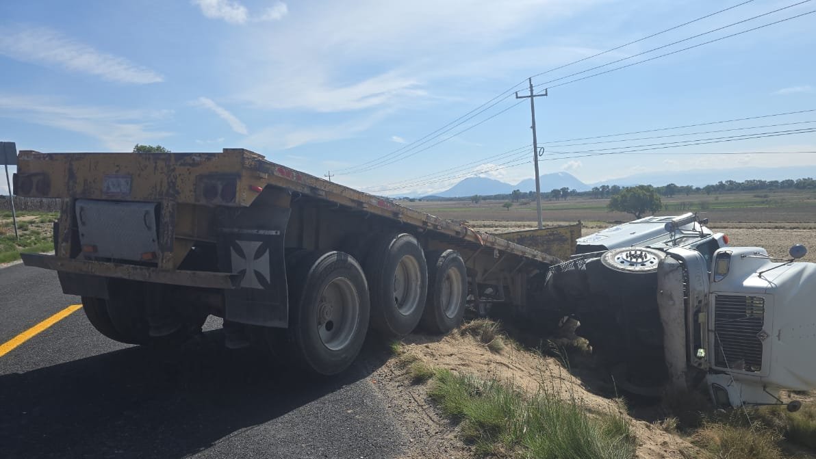 Choque entre tráiler y camioneta deja ocho lesionados en la Amozoc-Teziutlán