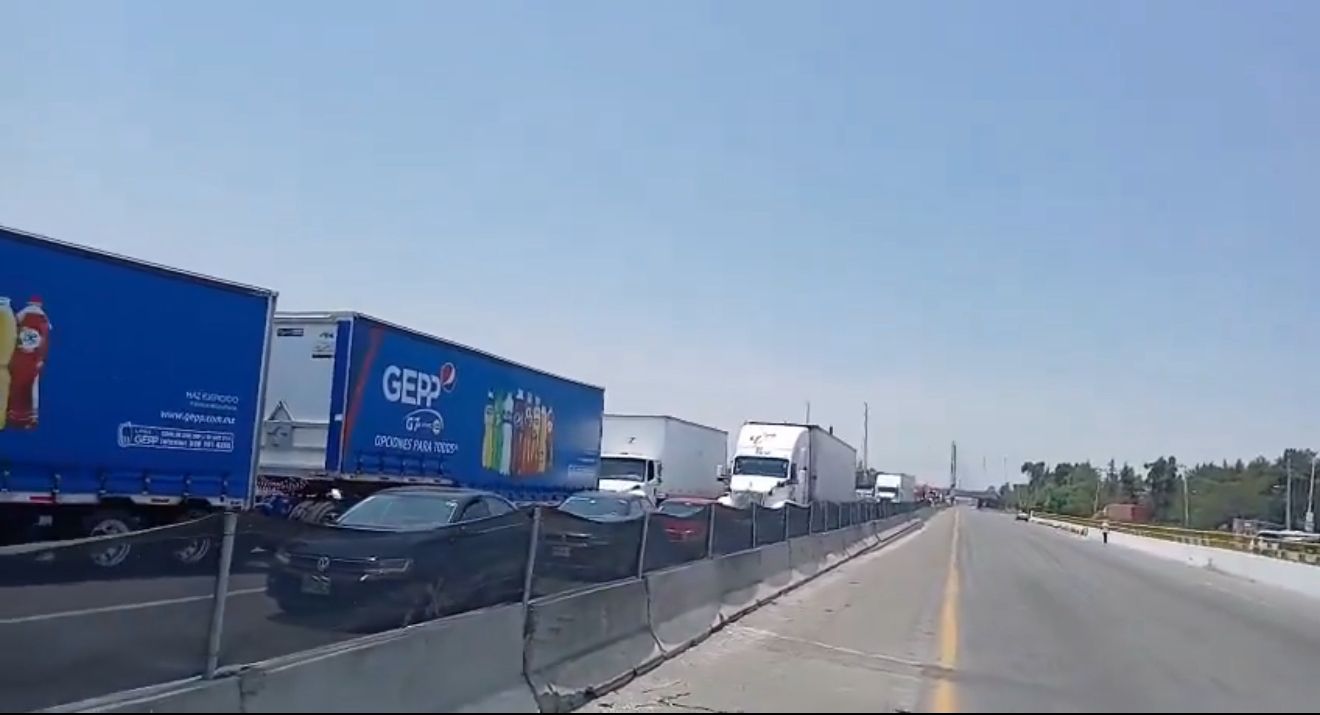 Bloqueo en la Puebla-Orizaba persiste: usuarios recurren a transbordos