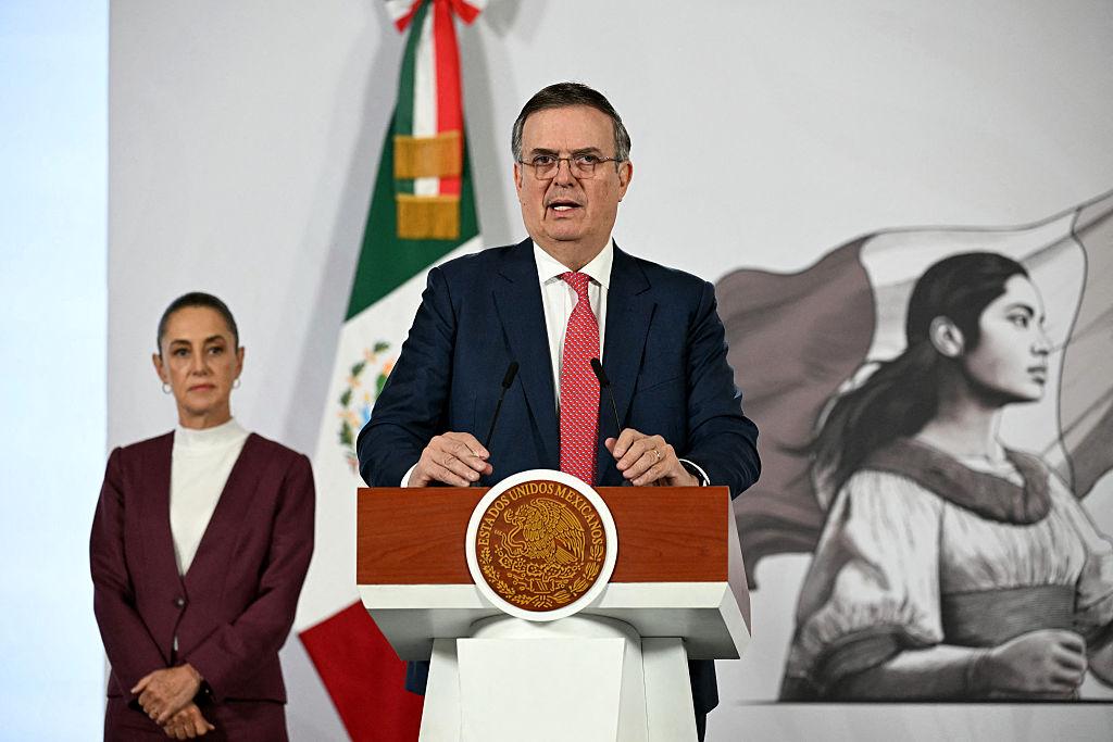 Ebrard niega abuso por estancia de su hijo en residencia diplomática de México en Londres