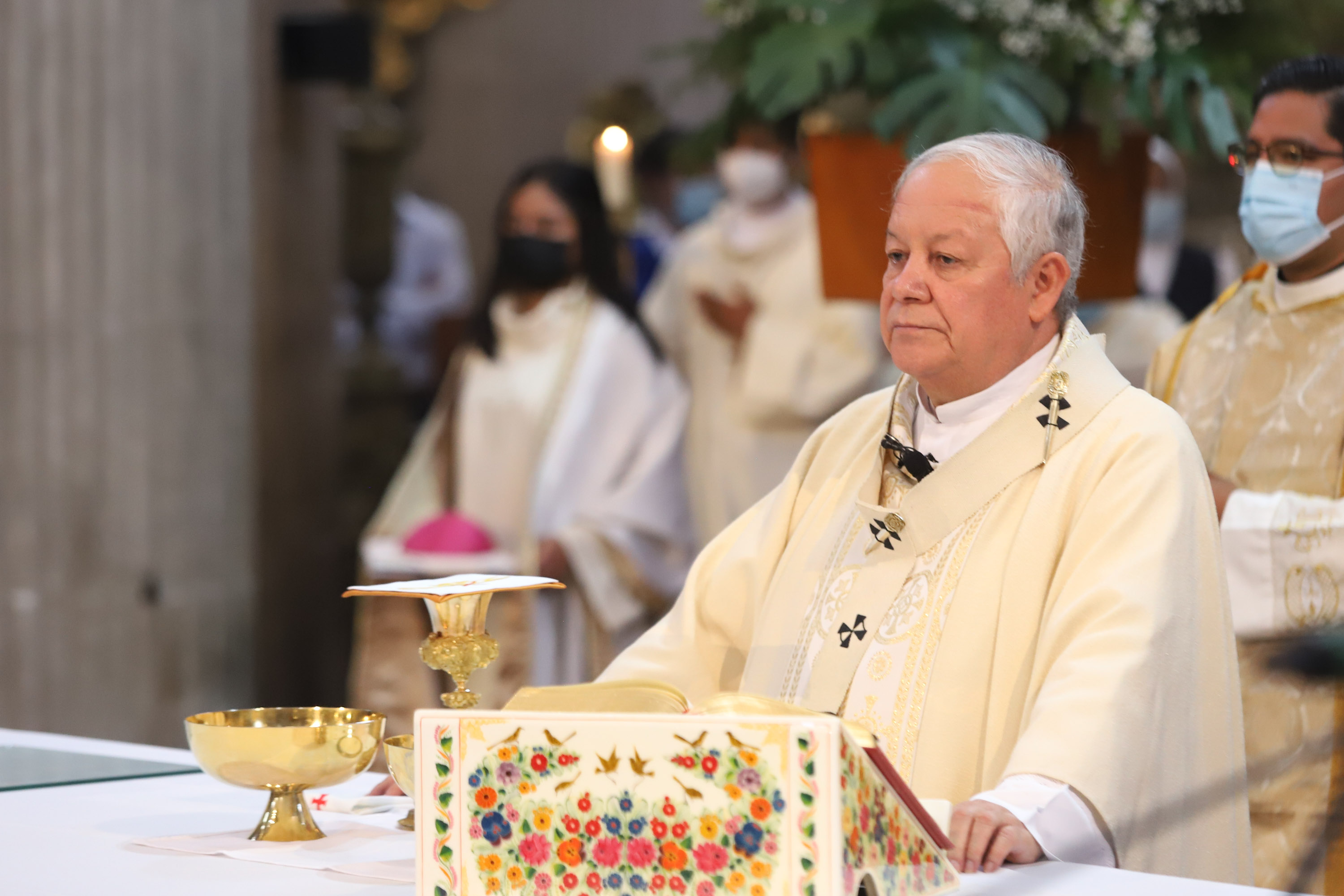 Piden por la unión de las familias y la paz en el mundo durante la Misa en Catedral 