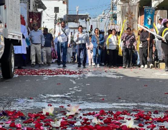 San Juan Tianguismanalco recibe los santos óleos en una celebración de fe rumbo al Popocatépetl