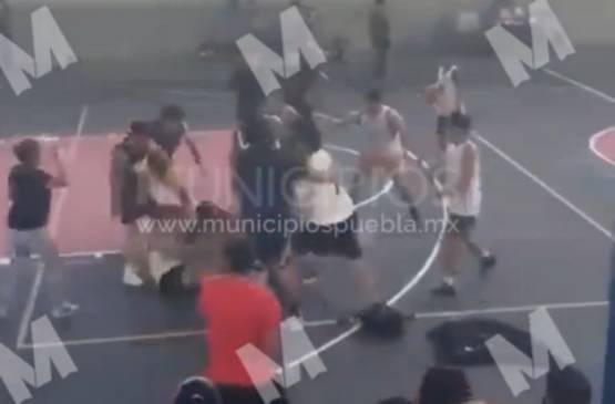 VIDEO Pelea irrumpe partido de basquetbol en Xicotepec