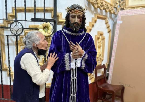 Mujer izucarense lleva más de 60 años confeccionando la túnica de Jesús de Nazareno