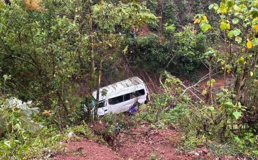 Se va al fondo de barranco unidad de transporte pirata en Ahuacatlán 