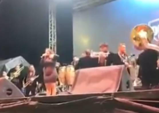 Abuchean a Guadalupe Bárcenas en cierre de feria en Acatlán