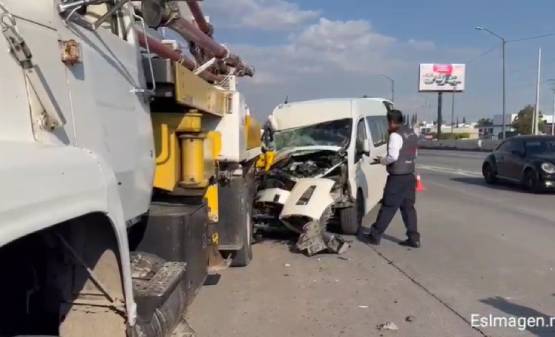 Choca combi contra camión en el Periférico tras quedarse dormido el conductor