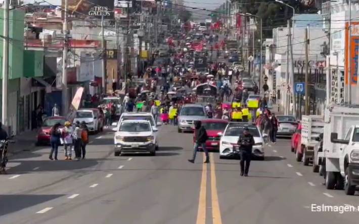 Marcha de la 28 de Octubre provoca afectaciones viales rumbo al Zócalo de Puebla