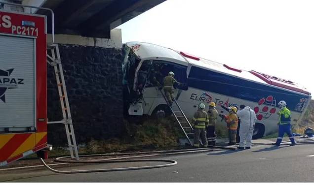 Choque entre autobús y pipa de gas deja 29 heridos en Michoacán