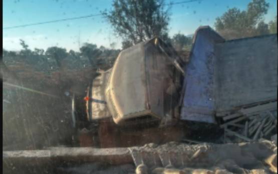 Vuelca tráiler rumbo a San Salvador El Seco; conductor permanece atrapado en la unidad