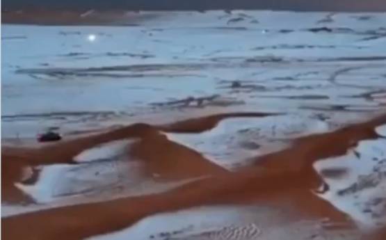 Granizada cubre de blanco el desierto en el sur de Arabia Saudita
