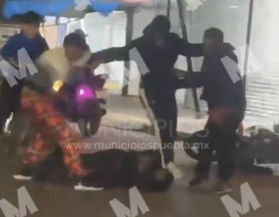 VIDEO Le dan golpiza a hombre frente a la Fayuca; la policía tarda en llegar