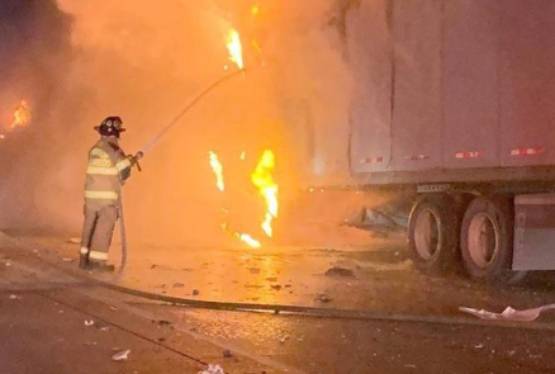 Muere calcinado conductor de tráiler tras choque carretero en Nuevo Laredo