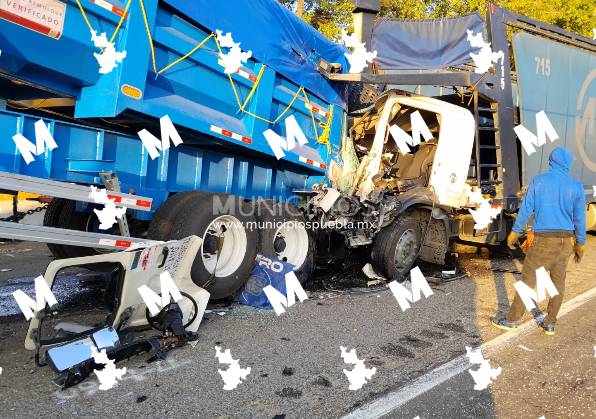 Chocan dos tráileres en la autopista México-Puebla a la altura de Tlalancaleca