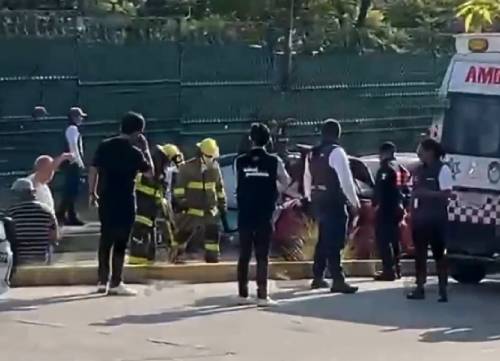 Choque entre Beetle y Cupra provoca volcadura y caos vial en la Vía Atlixcáyotl