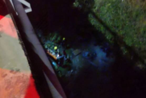 Mujer cae de puente en Rivera Anaya; cuerpos de emergencia atienden el incidente