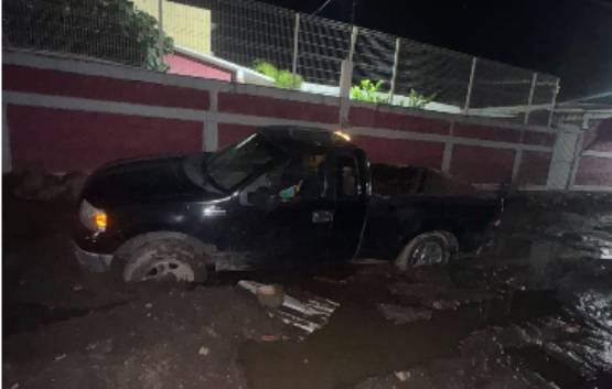 Borracho se atasca en calle en reparación en Tepeojuma 