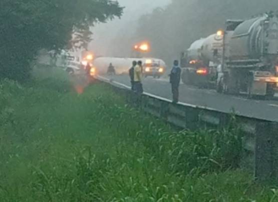 Volcadura e incendio de camión en la México-Tuxpan mantiene el cierre de la vialidad 