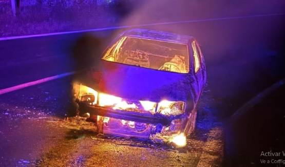 Se incendia automóvil en carretera Teziutlán-Tlapacoyan en Hueytamalco