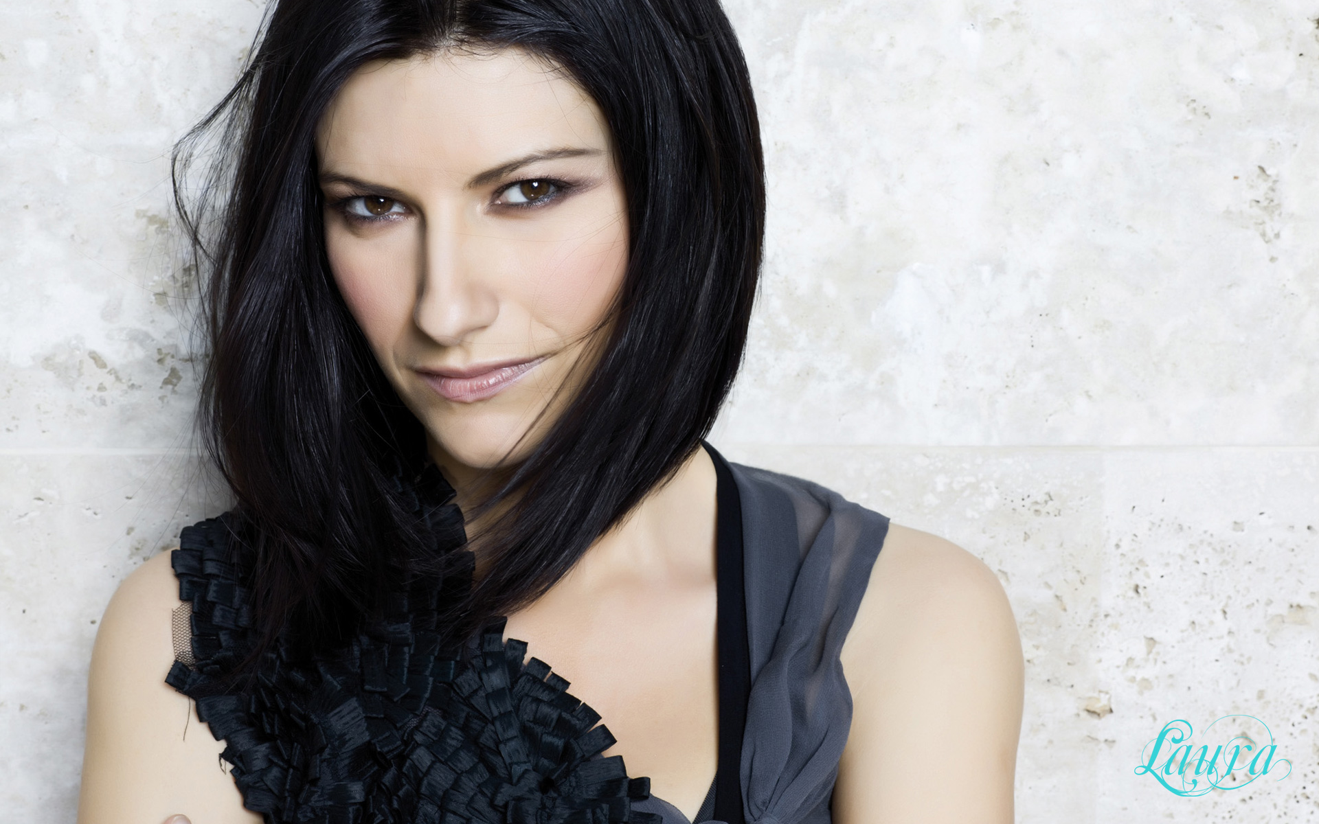 Durante un concierto en Quito, Laura Pausini tuvo que recurrir a una mascarilla de oxígeno 