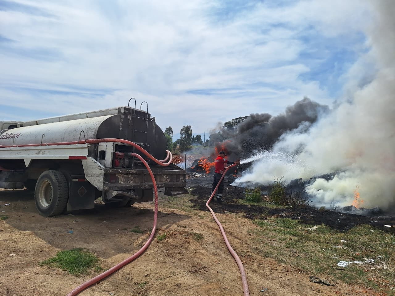 Elementos de Protección Civil de San Pedro Cholula atendieron de manera oportuna un reporte de incendio registrado en un lote baldío