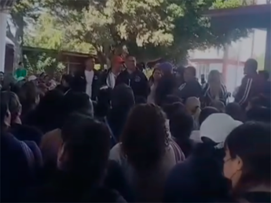 Padres de familia de escuela de Acatzingo rechazan instalación de central de autobuses en predio de la escuela 