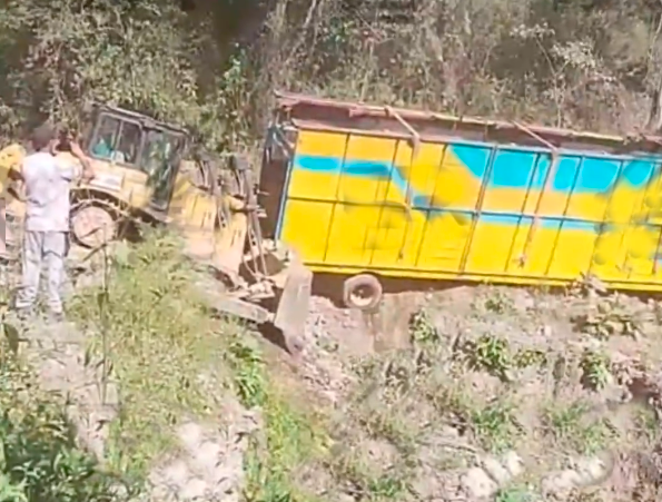 Tráiler con juegos mecánicos casi cae a barranco en Pahuatlán
