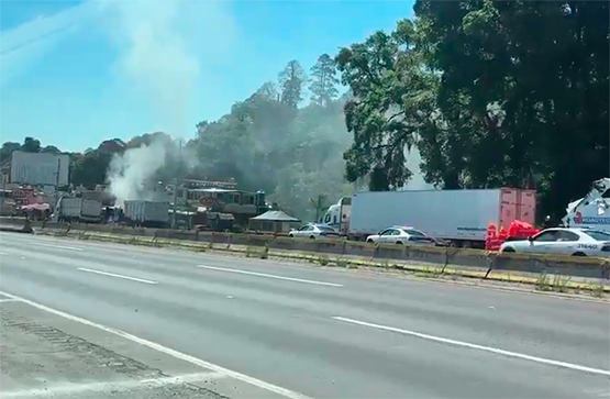 Se registra balacera y quema de vehículos sobre la autopista México-Puebla