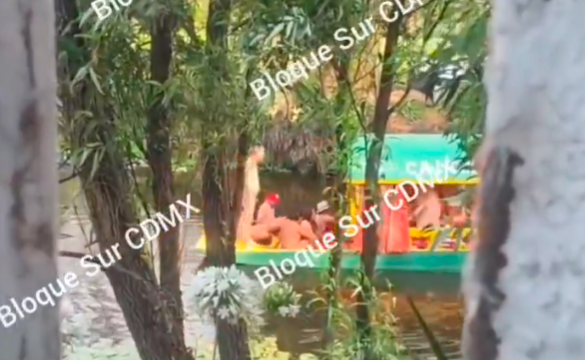 Captan a personas desnudas en trajinera de Xochimilco 