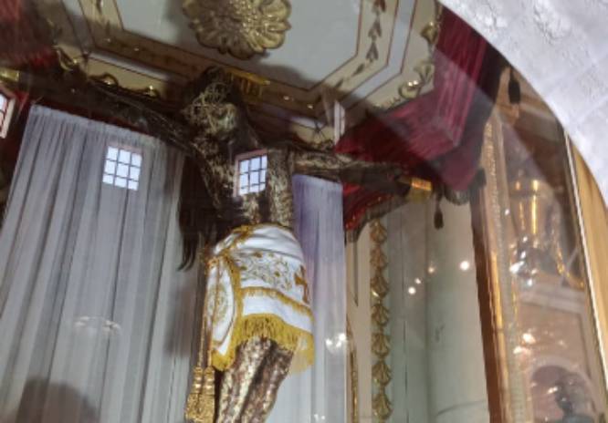 Movidos por la fe, católicos reciben agua y aceite del Santísimo en El Verde