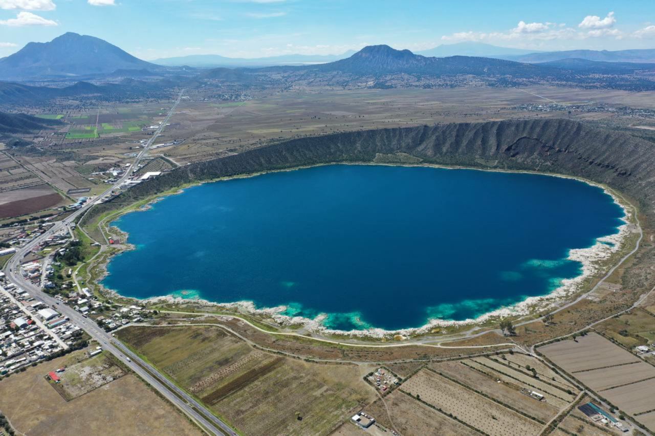Deja que el azul turquesa de la laguna de Alchichica te envuelva