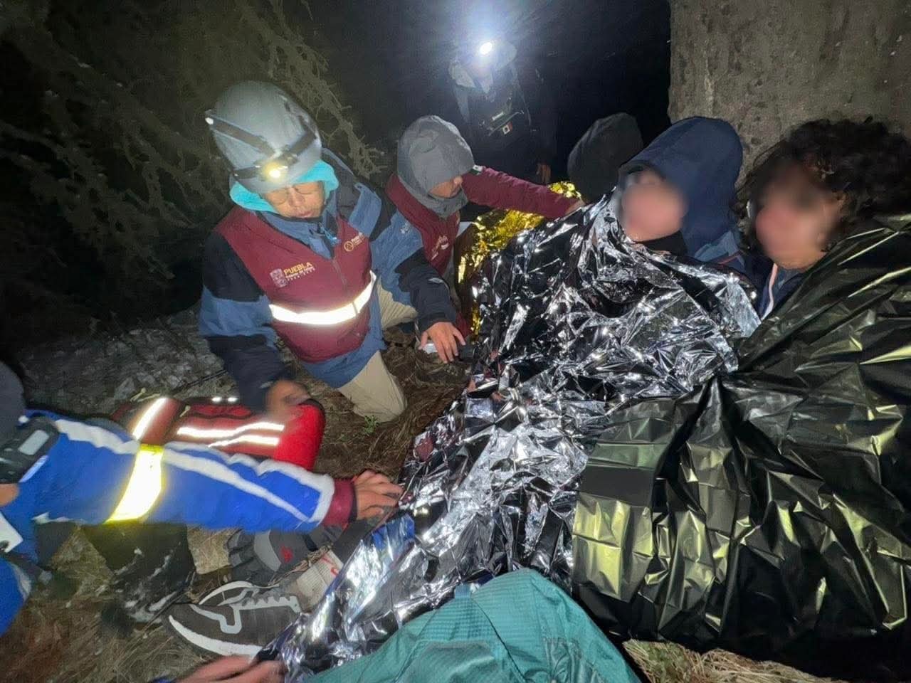 Rescatan a tres personas extraviadas en cerros de Chalchicomula de Sesma
