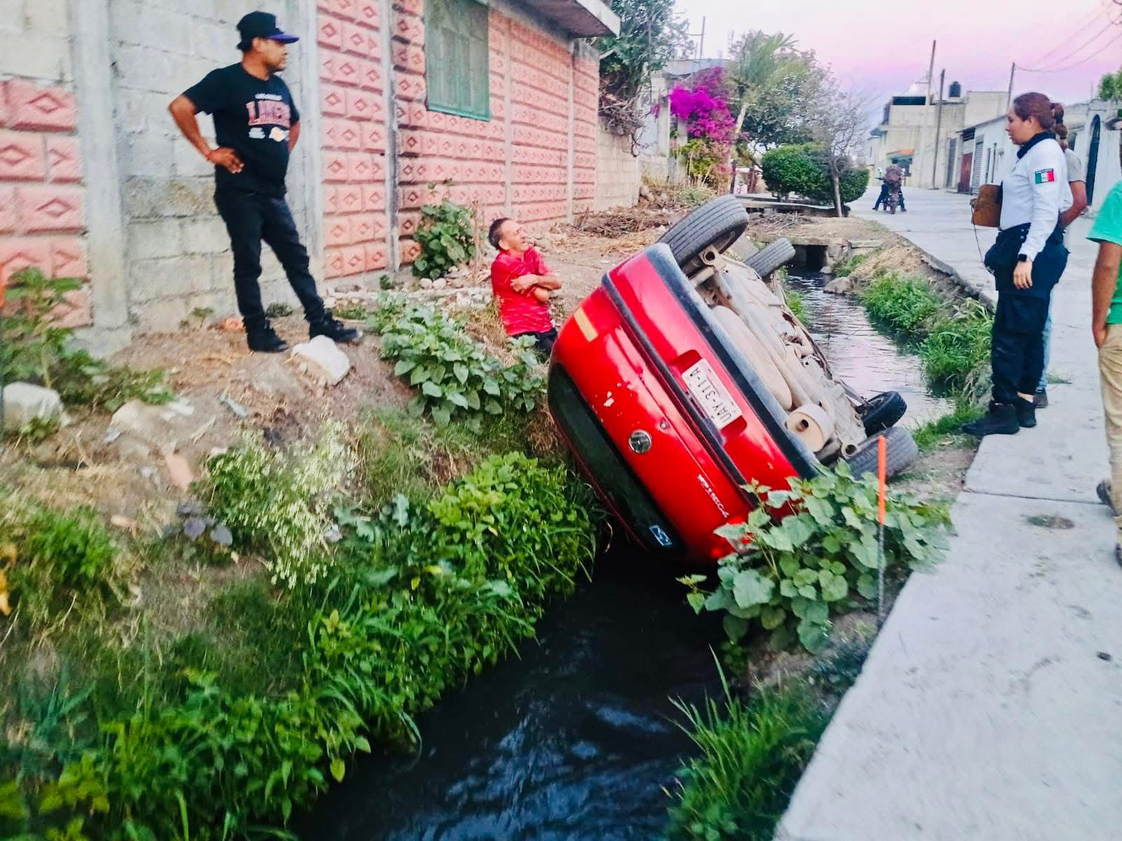 Auto cae en canal en Tepeojuma