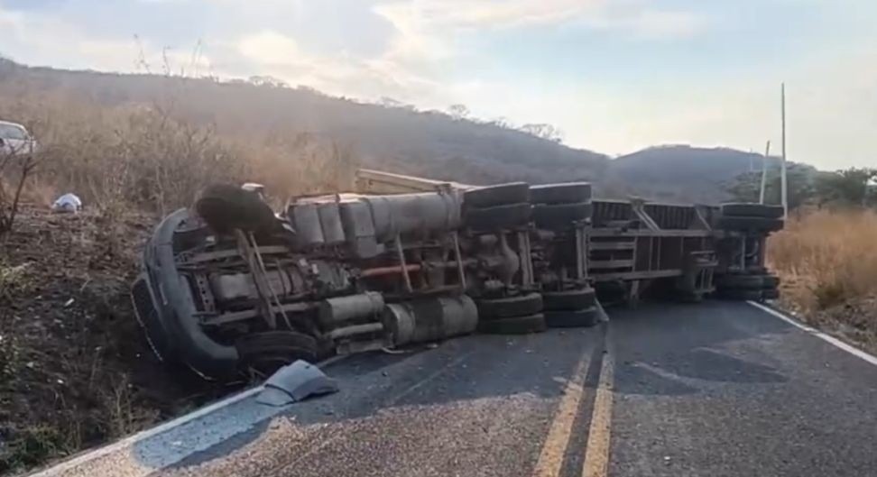 Vuelca tráiler doble remolque en la carretera Izúcar–Cuautla
