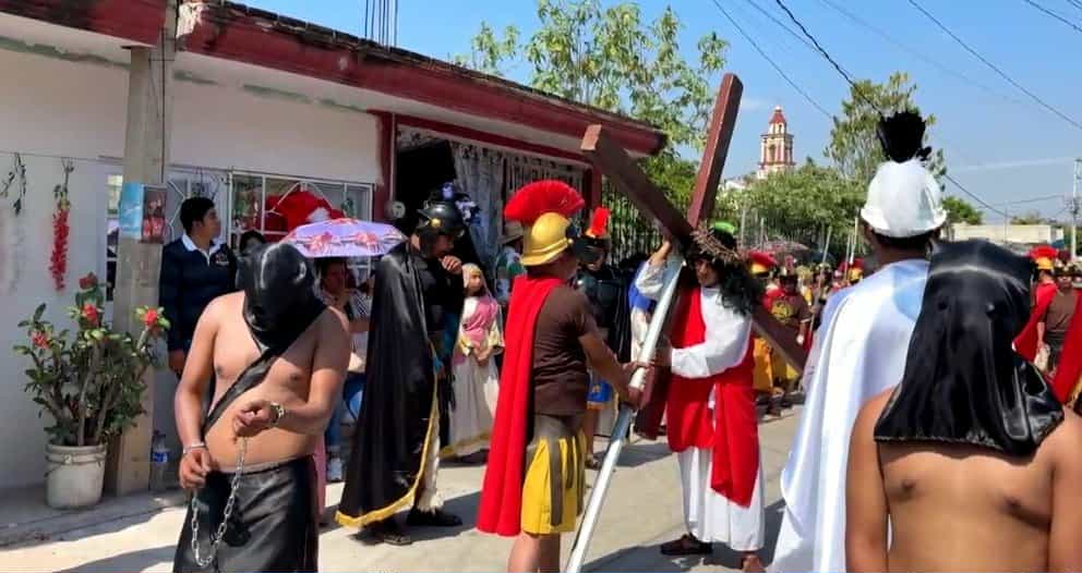 Viacrucis de Tilapa se realizó con una Cruz de Iztapalapa 