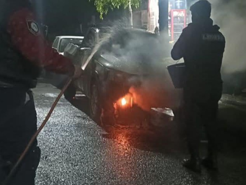 Incendian camioneta con artefacto explosivo casero y mujer resulta lesionada en Tehuacán 