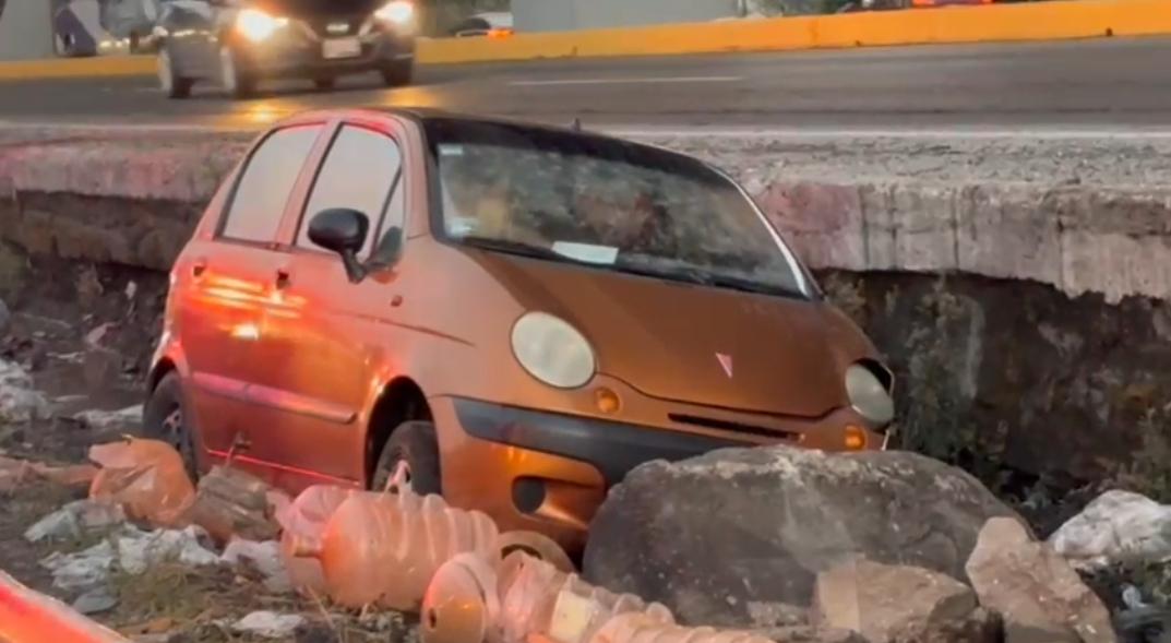 Automóvil cae a una zanja ubicada en la autopista México-Puebla 