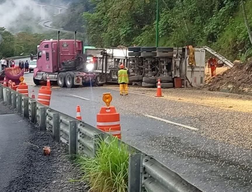 Paralizada la México-Tuxpan por volcadura de tráiler 