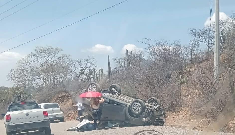 Volcadura de camioneta deja un lesionado en carretera Ixcaquixtla-Acatlán 