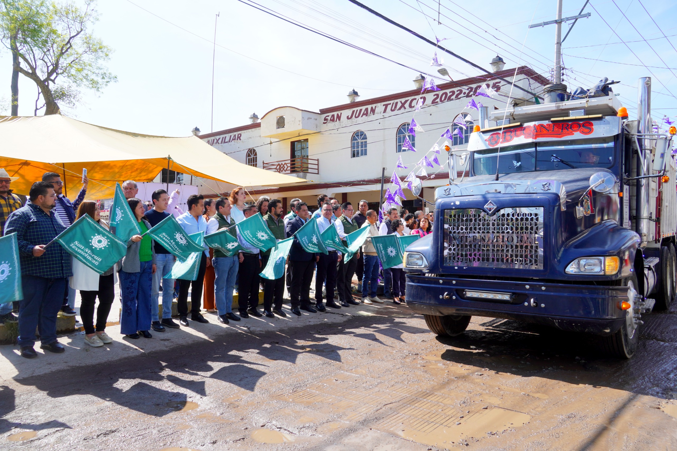 Tras 17 años de abandono, inicia pavimentación de carretera en San Juan Tuxco