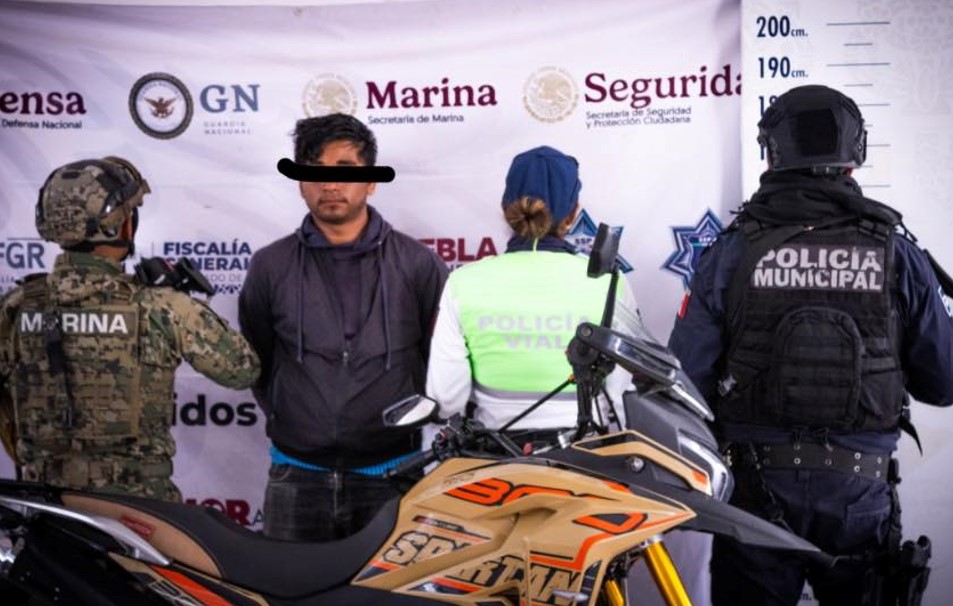 Cae con moto robada al pasarse un semáforo 