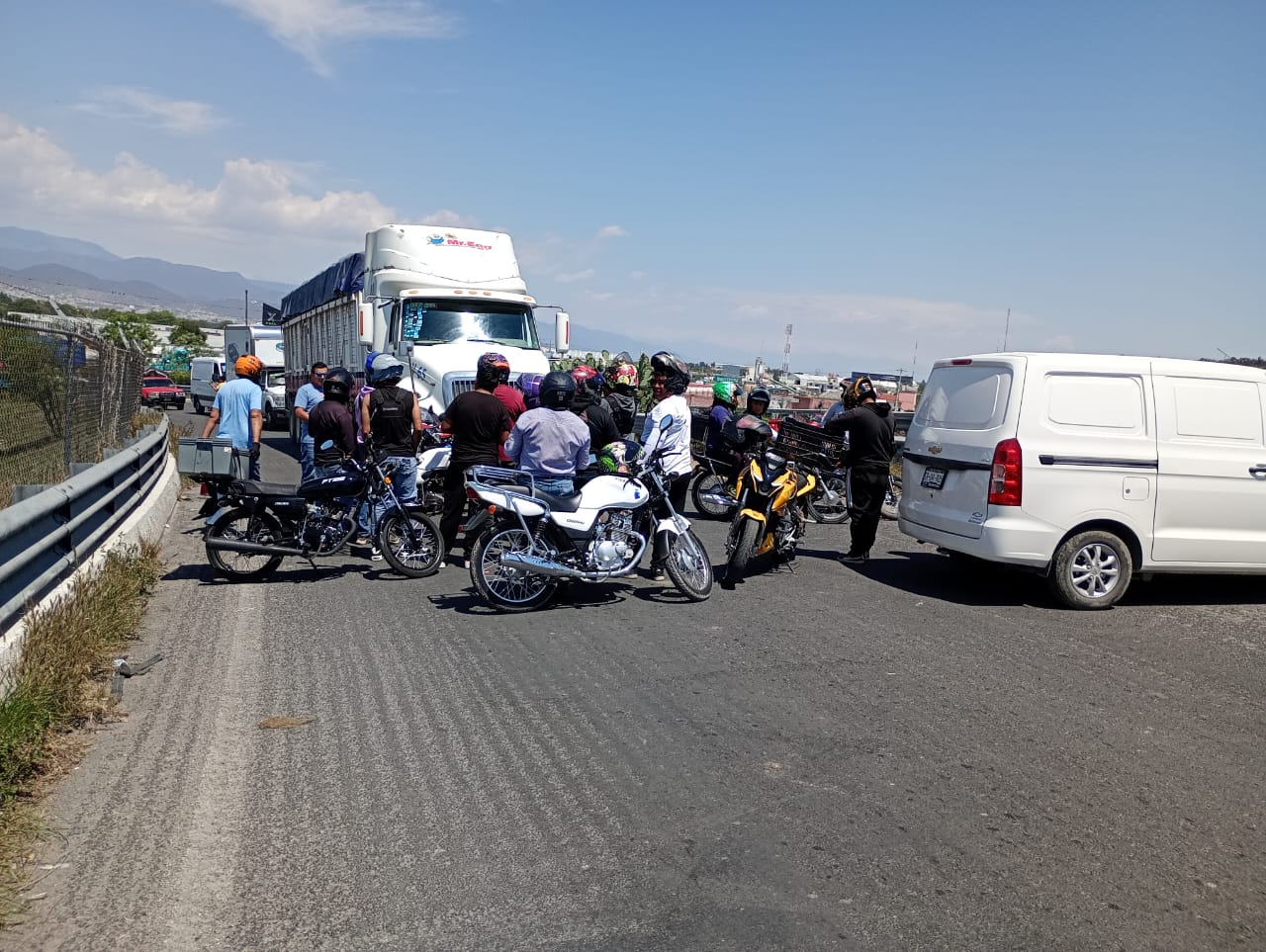 Motociclistas bloquean caseta de Tehuacán y la federal 150 México-Veracruz para exigir justicia por ciclista fallecido